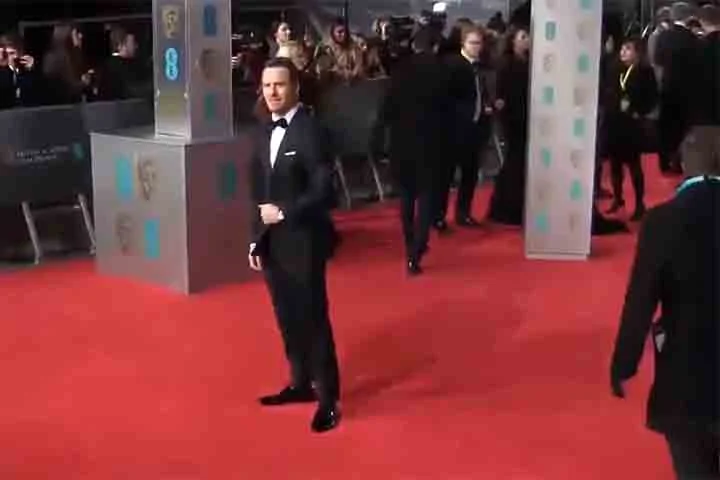 Nascido em 2 de abril de 1977, o ator teuto-irlandês recentemente celebrou mais um ano de vida, reforçando sua trajetória consolidada no cinema.  Ele já protagonizou e participou de mais de trinta filmes, sendo indicado duas vezes ao Oscar, por '12 Anos de Escravidão' e 'Steve Jobs'. 