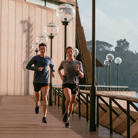 Auxílio para um treino físico - Um fisioterapeuta ajuda a realizar a prática correta e adequada das atividades.