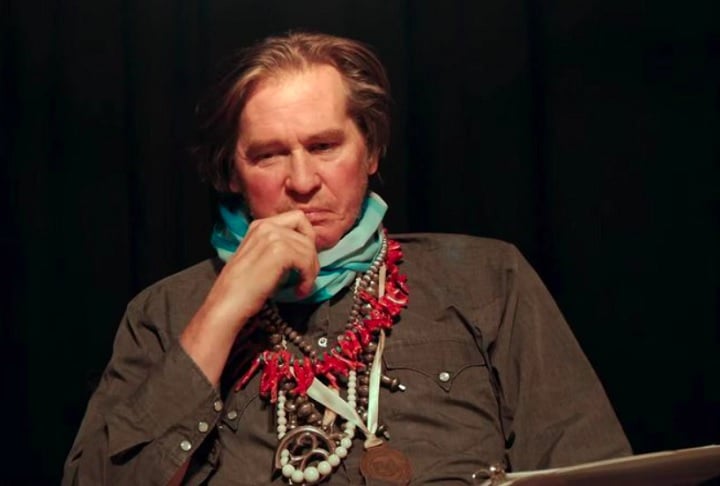Val Kilmer morreu nesta terça-feira (01/04), aos 65 anos. Em entrevista ao New York Times, a filha do ator, Mercedes Kilmer, afirmou que a causa da morte foi pneumonia.