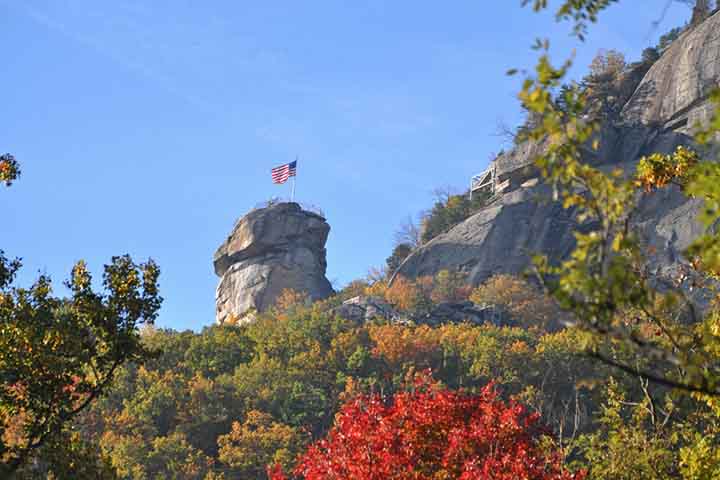 Nos Estados Unidos, Erica Ellingson, professora emérita de Astrofísica na Universidade do Colorado em Boulder, está investigando os alinhamentos lunares em Chimney Rock, uma crista rochosa a cerca de 300 metros acima do solo de um vale no Colorado, nos Estados Unidos.