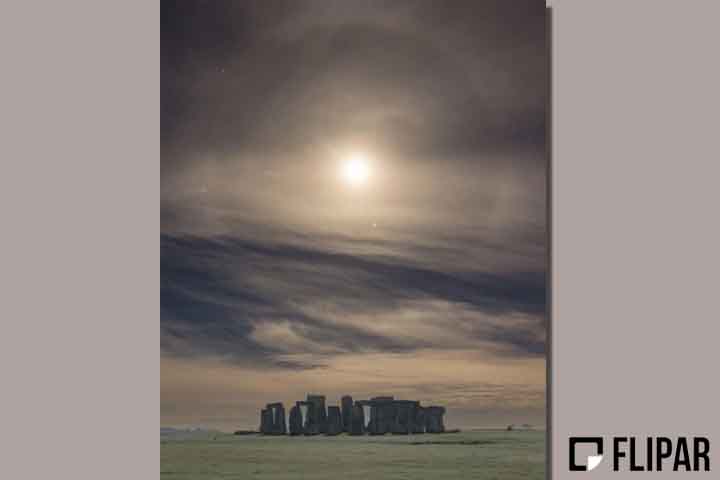 Stonehenge é amplamente conhecido por sua conexão com os movimentos do Sol, em particular no solstício de verão, quando milhares de pessoas se aglomeram no monumento nas primeiras horas do dia para testemunhar o nascer do Sol.