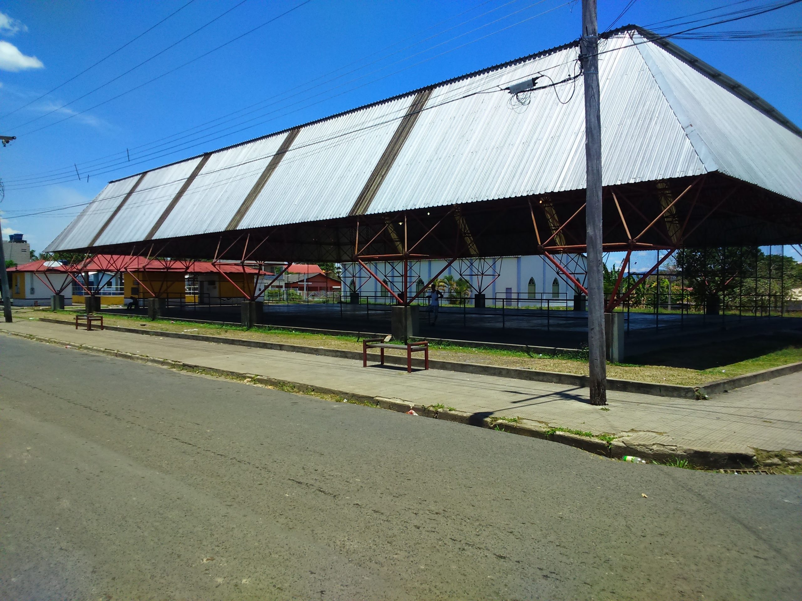 O caulim pode ser usado na construção civil. Em que parte? Na própria construção da obra mesmo, de engenharia, dos prédios, da casa, da tinta. O caulim também é utilizado para revestimento de casas, porque como ele tem esse poder de absorção e adsorção, ele ajuda a segurar um pouco a temperatura. Então, ele meio que dá um resfriamento para casa, completou