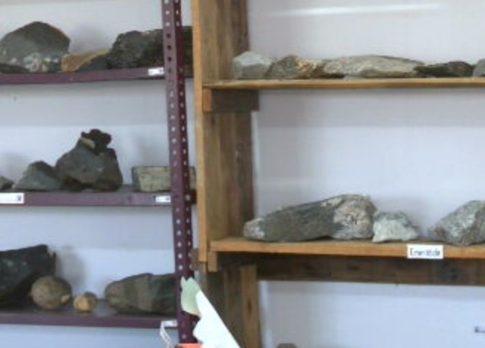 Porque esse líquido [necrochorume] tem que ser canalizado e [isso é feito] por tubulações mesmo. Cada túmulo tem [ou teria] que ser captado para [o líquido] não ser disposto de qualquer forma em profundidade, disse Lenaa.