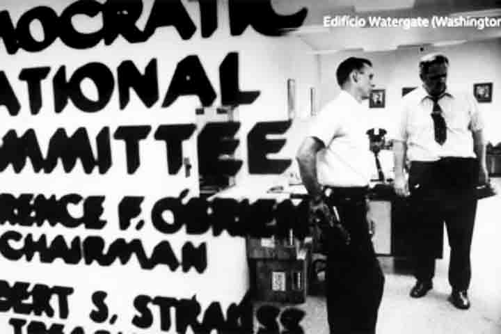 No dia 17 de junho de 1972, uma invasão à sede do Comitê Nacional Democrata, em Washington, marcou o início do que se tornaria o maior escândalo político da história dos Estados Unidos. 
