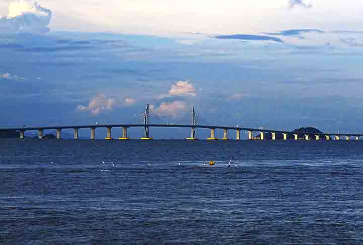 3º- A Ponte de Hong Kong-Macau-Zhuhai, na China, foi inaugurada em 2018. Com 55 quilômetros de extensão, ela é a maior ponte marítima do mundo.