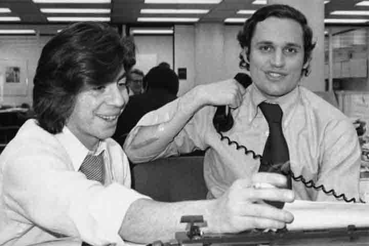 Os repórteres Carl Bernstein e Bob Woodward, do prestigiado jornal “The Washington Post”, ficaram intrigados com o crime e se dedicaram a uma investigação jornalística que entraria para a história da imprensa mundial.