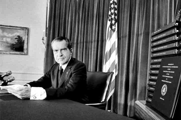 Em 1974, já no segundo ano do seu segundo mandato, Nixon ficou em uma situação insustentável. 
