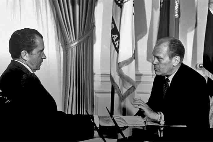 Com a ajuda de uma fonte sigilosa, Bernstein e Woodward avançaram em descobertas que indicavam participação no crime do comitê de reeleição do então presidente Richard Nixon, do Partido Republicano.

