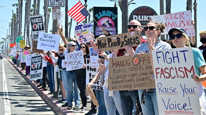 Manifestantes se reúnem do lado de fora do Capitólio do Estado de Minnesota durante o protesto nacional 