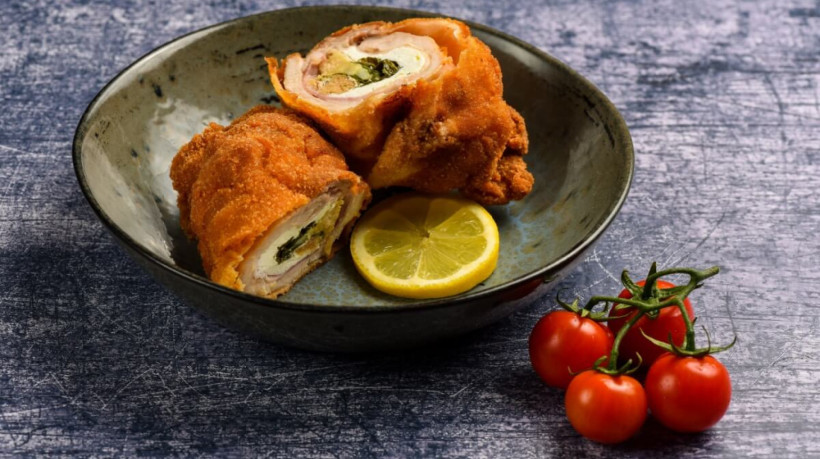 Frango empanado e recheado (Imagem: Visionsi | Shutterstock)