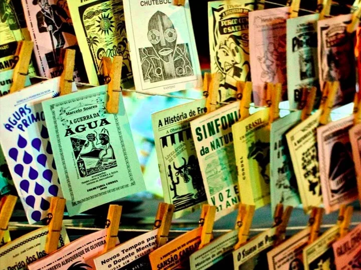 Os poetas de cordel, conhecidos como cordelistas, são muitas vezes também repentistas, capazes de criar e recitar versos improvisados.