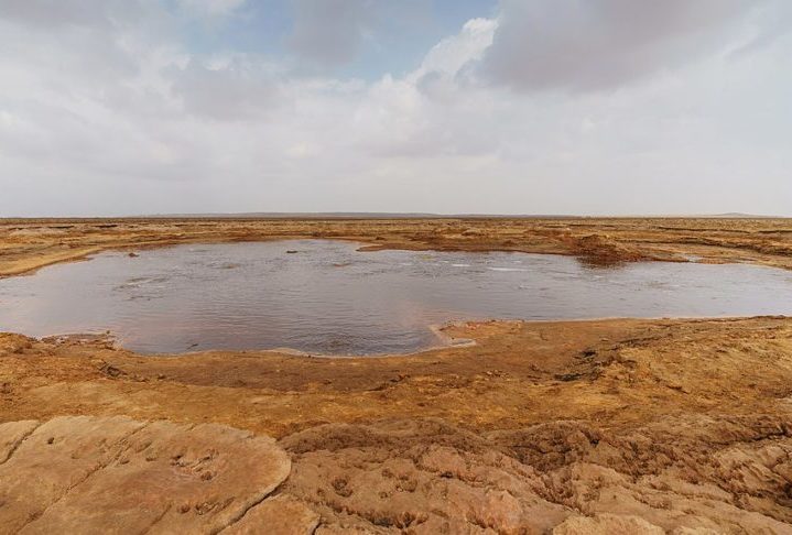 O estudo revela que em diversas regiões do globo, as reservas subterrâneas de água, fundamentais para as necessidades de milhões de indivíduos, estão sofrendo uma rápida diminuição.
