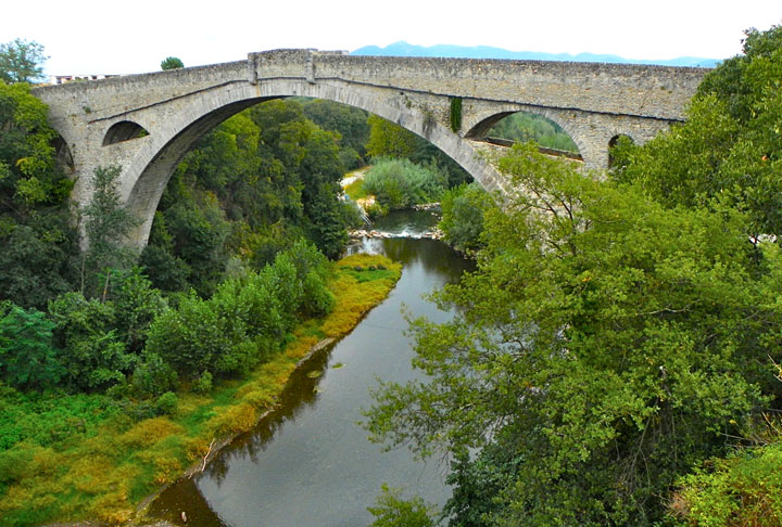 A ponte é feita de pedra com um só arco, com vão de 45 metros. A lenda diz que o Diabo, na verdade, tentou dificultar a obra. 