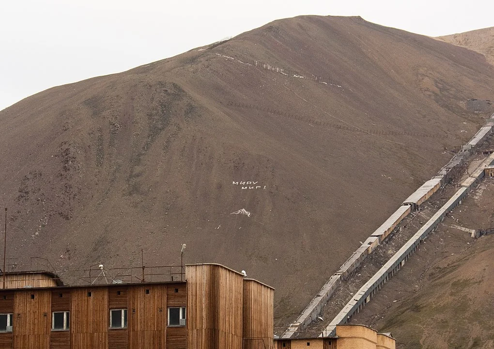 Na foto, uma inscrição em branco na mina de carvão diz Paz para o mundo! em russo. Soa como ironia em termos de guerra da Rússia contra a Ucrânia. 