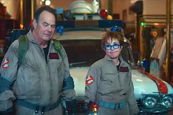 O filme foi estrelado por Bill Murray, Aykroyd e Ramis como Peter Venkman, Ray Stantz e Egon Spengler, parapsicólogos excêntricos que começam um negócio de capturar fantasmas em Nova York. 