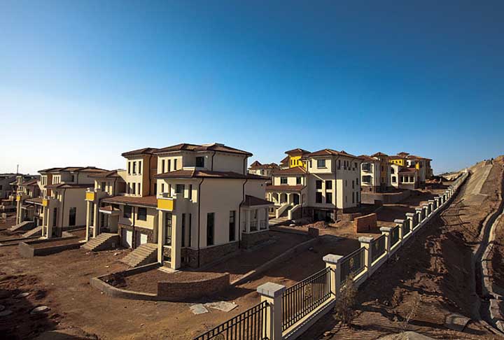 O plano original era que essa cidade fosse para 1 milhão de pessoas, mas agora só tem mais ou menos 153 mil pessoas vivendo por lá. 