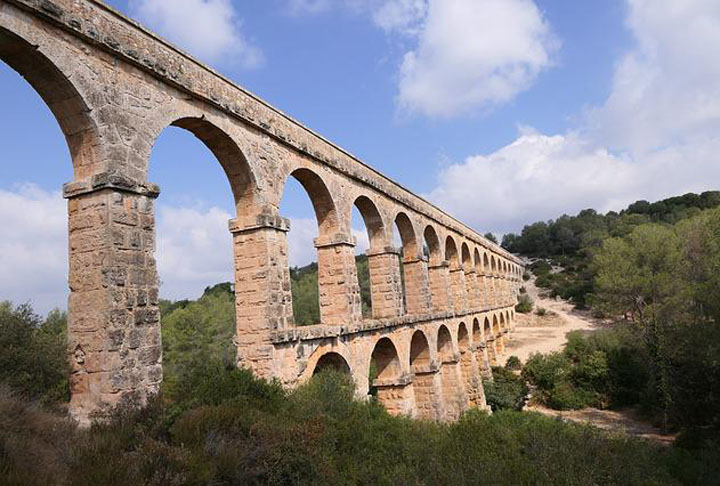 Lenda: o Diabo fez a ponte ao ganhar uma aposta no local onde uma donzela entregou a alma. O aqueduto tinha 25 km. Hoje são 217m por 27m de altura. Foi restaurado no  século18.  A área verde tem trilhas para ciclismo e caminhada. 