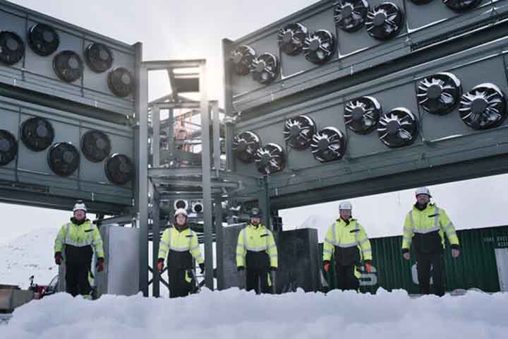 A técnica, porém, não funciona como substituta das medidas de redução das emissões de gases do efeito estufa, mas como meio complementar. Especialmente porque a capacidade de extração de CO2 é muito inferior às bilhões de toneladas que o mundo emite atualmente. 
