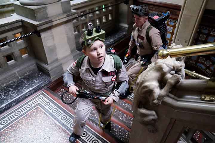 A nova-iorquina Patty Tolan, que conhece a cidade de ponta a ponta, acaba se unindo ao grupo, e juntas, elas se preparam para uma épica batalha contra milhares de fantasmas que atacam a Times Square e começam a possuir a população.