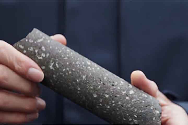 A Carbfix, empresa que atua em parceria com a Climeworks, faz a injeção do CO2 retirado do ar misturado à água. No subsolo, o gás reage com as rochas basálticas e fica calcificado por milhares de anos. 
