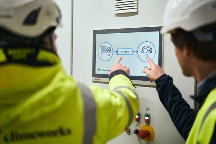 A empresa suíça Climework é a responsável pelo projeto que captura quatro mil toneladas de CO2 por ano, quantidade equivalente a 900 automóveis movidos a gasolina, segundo reportagem da rede britânica BBC. 
