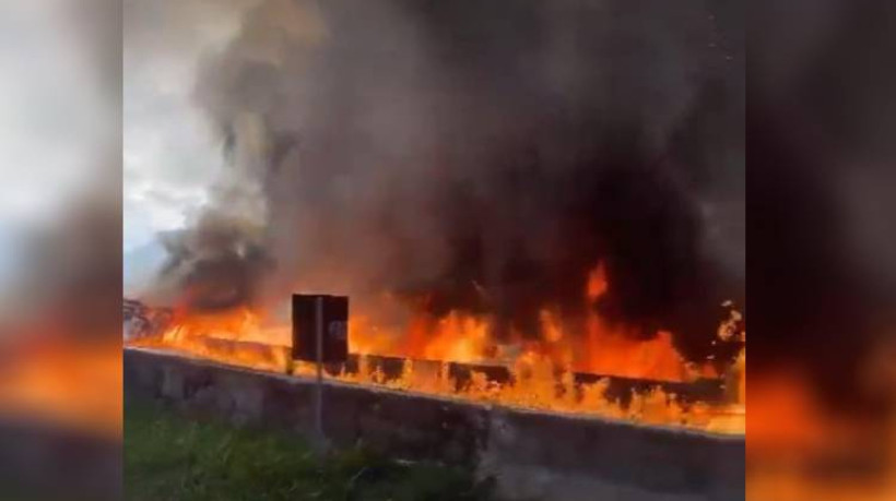  Fogo se espalhou pela via 