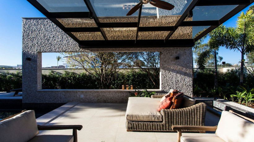 Os solários e os gazebos trazem a sensação de aconchego para a área externa (Projeto: Patrícia Penna Arquitetura & Design | Imagem: Sérgio Israel)