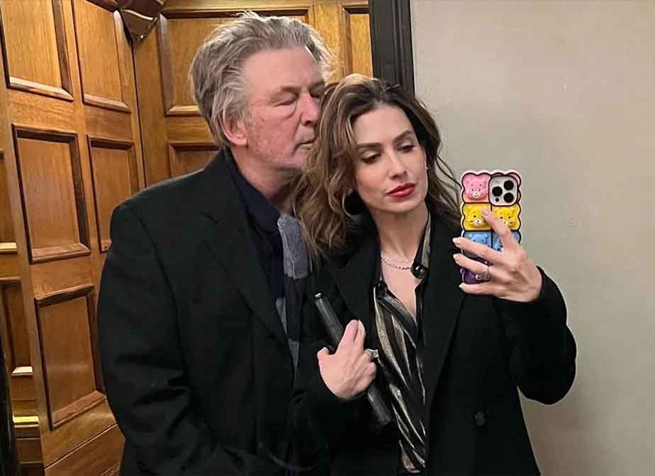 Na vida pessoal, Alec Baldwin já foi casado duas vezes: com a atriz Kim Basinger (1993-2002), com quem teve uma filha, e com a professora de ioga Hilaria Thomas (2012–presente, foto), com quem tem sete filhos.