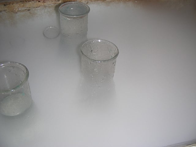 Também chamado de neve carbonatada, o gelo seco é como o gelo normal (água em estado sólido), mas com uma diferença na temperatura.