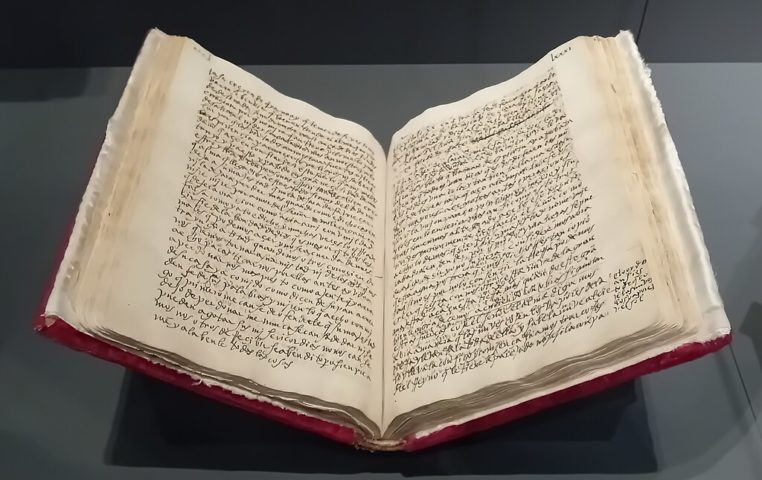 Além de suas reformas, Teresa escreveu várias obras importantes, entre elas o Livro da Vida, no qual narra suas visões e tentações espirituais.