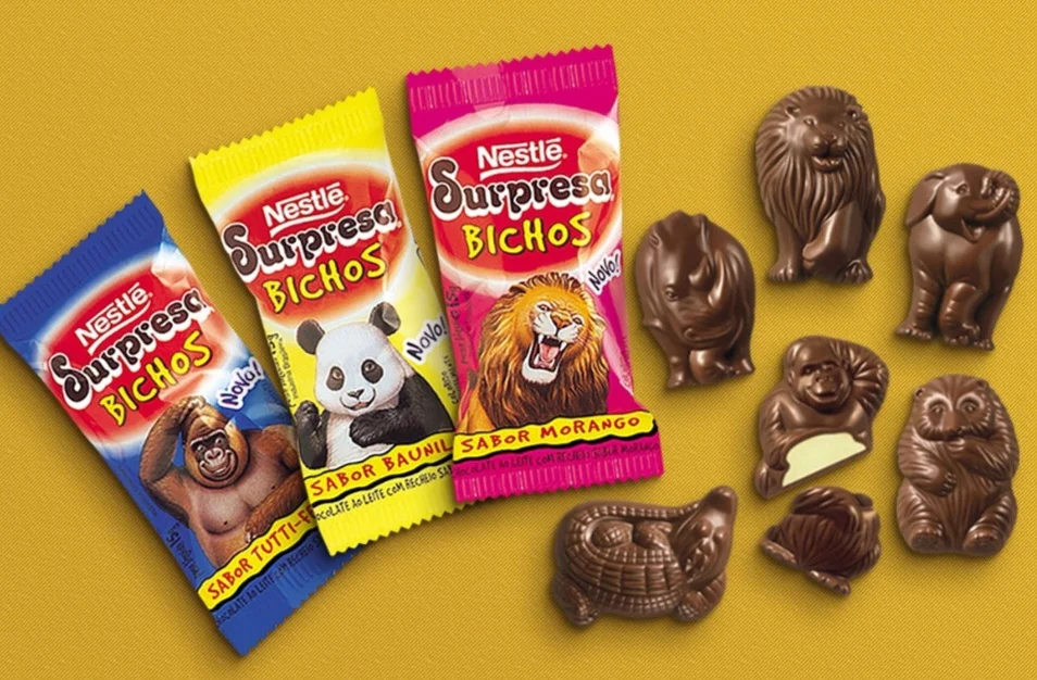Surpresa Bichos: Embalada no sucesso do Chocolate Surpresa, a Nestlé lançou a linha Surpresa Bichos, em 1997. Essa era uma versão menor, com o formato dos bichinhos e sem cartão de curiosidades.