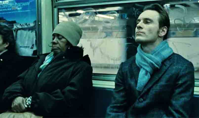 'Shame', dirigido por Steve McQueen, trouxe Fassbender no papel de um homem viciado em relações íntimas. O filme recebeu aclamação da crítica e destacou sua coragem como ator, ao abordar um tema delicado com profundidade emocional e entrega total ao papel.
