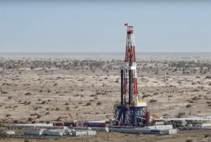 Também é nesse deserto que se encontra um dos mais importantes sítios arqueológicos da China: as Tumbas de Xiaohe.  O objetivo é escavar até 11 mil metros de profundidade para encontrar rochas do Período Cretáceo