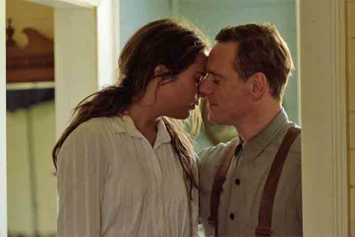 'A Luz Entre Oceanos' é um drama romântico que mostra um casal lidando com dilemas morais após encontrar um bebê à deriva no mar. O filme trouxe uma atuação sensível de Fassbender e marcou o início de seu relacionamento com Alicia Vikander.