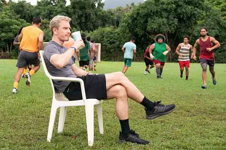 'Quem Fizer Ganha' é um faroeste moderno que traz Fassbender no papel de um caçador de recompensas que guia um jovem escocês pelos Estados Unidos do século XIX. O filme recebeu elogios por sua estética e pelo desempenho do ator, que incorporou com precisão o estilo dos clássicos do gênero, mas com uma abordagem contemporânea.