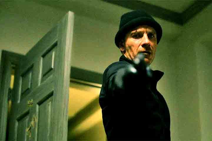 'O Assassino', lançado pela Netflix, traz Fassbender como um matador de aluguel meticuloso e frio, cuja vida muda após um erro fatal. Dirigido por David Fincher, o filme apresenta uma abordagem introspectiva e intensa sobre o protagonista, destacando a capacidade do ator de criar personagens complexos.