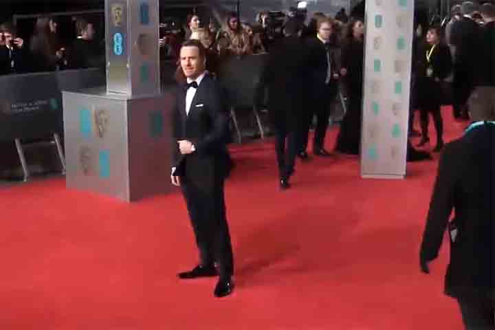 Nascido em 2 de abril de 1977, o ator teuto-irlandês recentemente celebrou mais um ano de vida, reforçando sua trajetória consolidada no cinema.  Ele já protagonizou e participou de mais de trinta filmes, sendo indicado duas vezes ao Oscar, por '12 Anos de Escravidão' e 'Steve Jobs'. 