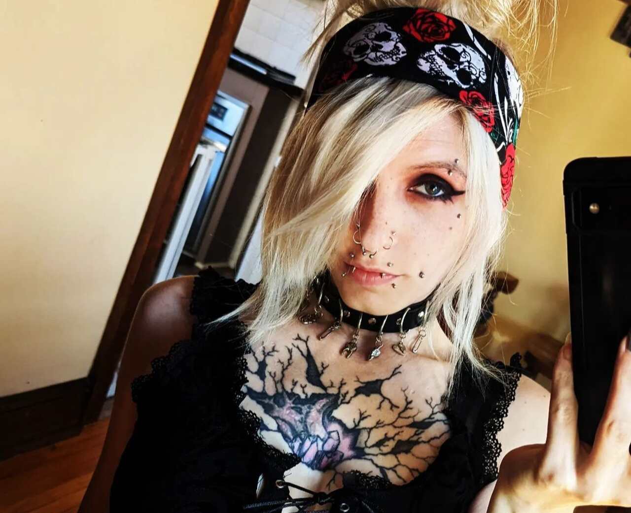 Logo internautas se espantaram com as imagens e levantaram questionamentos: como é possível? Como ela pisca ou fecha os olhos? Como enxerga?