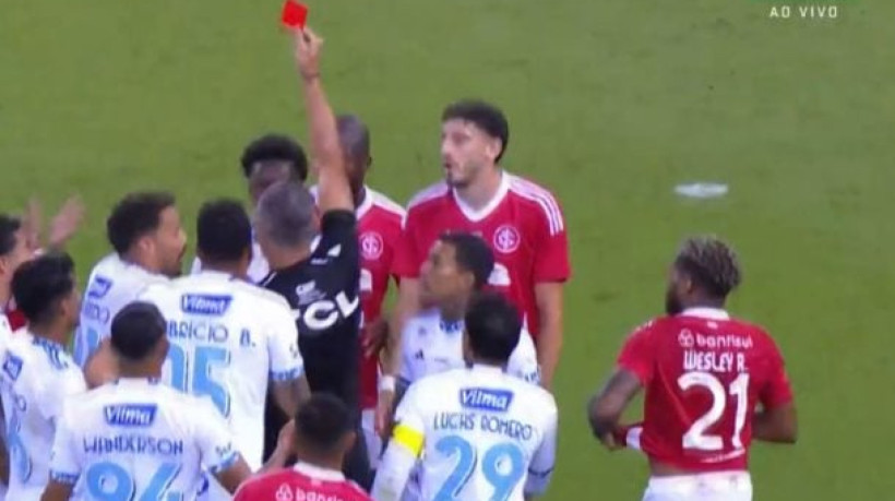 Pelo menos três lances geraram muita polêmica, e os áudios do VAR corroboraram o que aparentemente foram erros de marcação