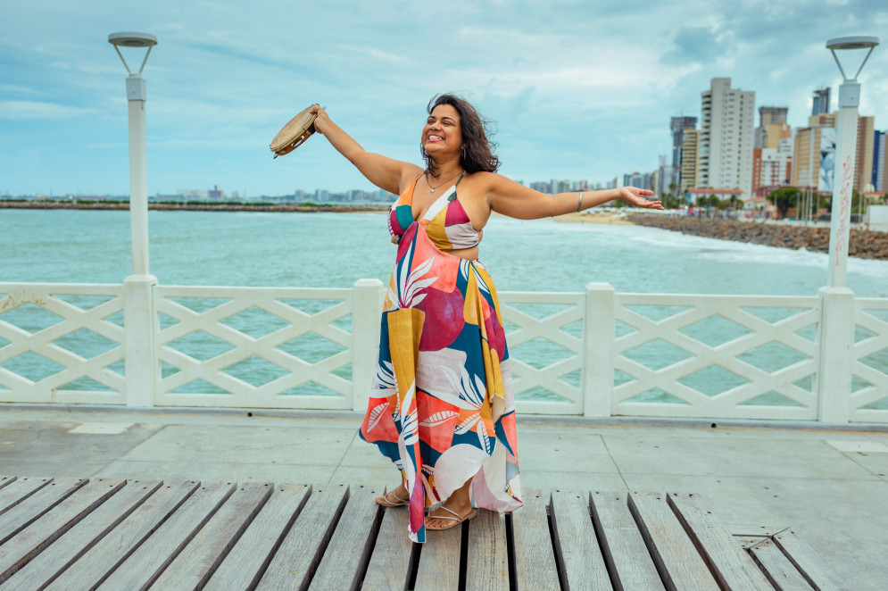 Erc&iacute;lia Lima &eacute; cantora, percussionista e brincante da cultura popular em Fortaleza(Foto: FCO FONTENELE)