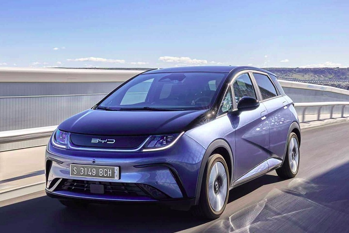 No mercado chinês, a Tesla tem perdido espaço, enquanto a BYD se fortalece, conquistando quase 15% do mercado de carros de passeio. 