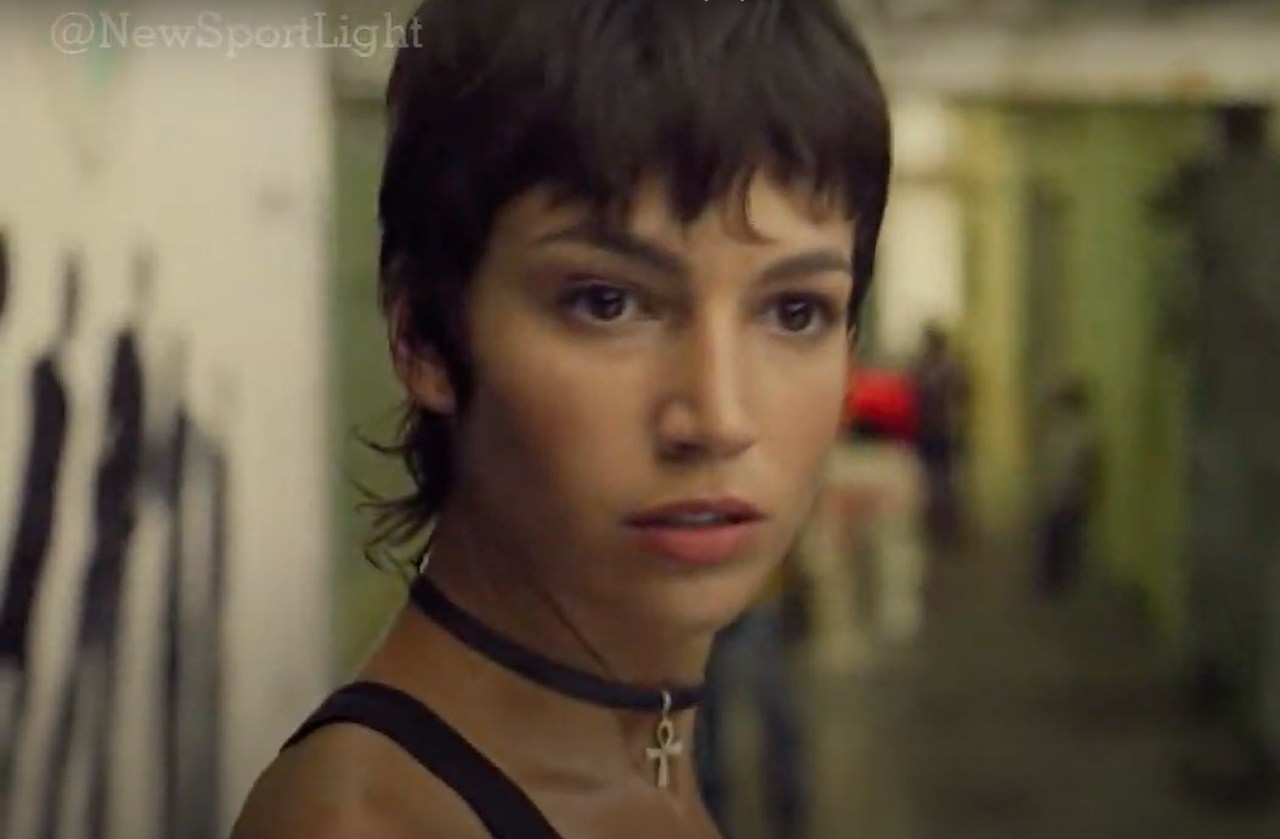 Resposta correta: c) Silene Oliveira - Vivida pela atriz espanhola Úrsula Corberó 