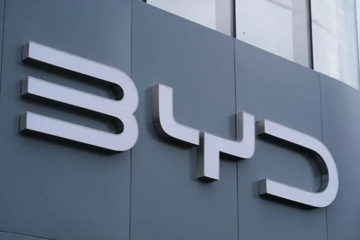 Quando se analisa o lucro líquido, a BYD cresceu 34% em relação ao ano anterior, atingindo 40,3 bilhões de yuans, acima da estimativa dos analistas de 39,5 bilhões de yuans.