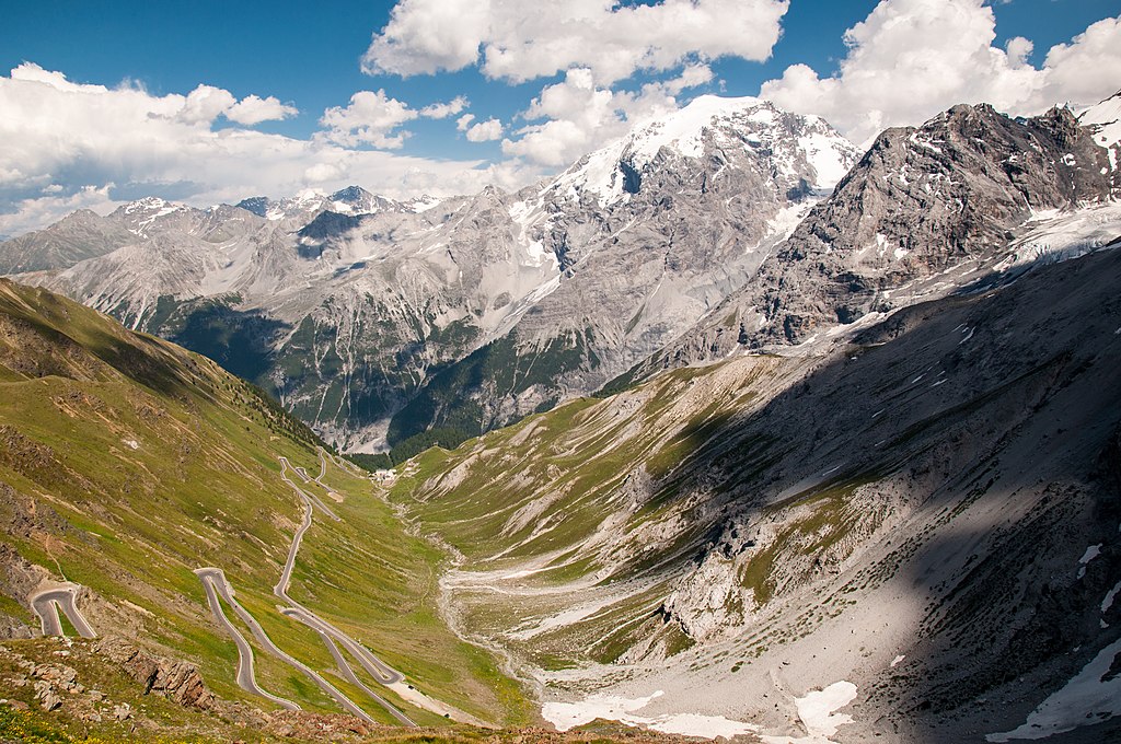 Passo Stelvio (Itália) -  Apelidada de Espaguete, tem 60 curvas fechadas que contornam os Alpes, do Leste. O passo fica entre as localidades de Stelvio, no Tirol do Sul, e Bormio, na província de Sondrio, Lombardia.