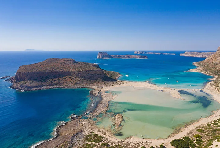 Ilha de Creta, Grécia: A maior ilha da Grécia é um destino fascinante que combina história, cultura e paisagens deslumbrantes. São praias paradisíacas de águas cristalinas, montanhas imponentes e vilarejos encantadores.