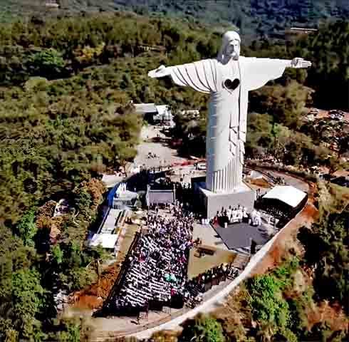 A construção, iniciada em 2019, foi financiada por doações da comunidade local e de empresários, sem uso de recursos públicos. A expectativa é que o monumento impulsione o turismo na região do Vale do Taquari, especialmente após as adversidades enfrentadas devido às chuvas de 2024.