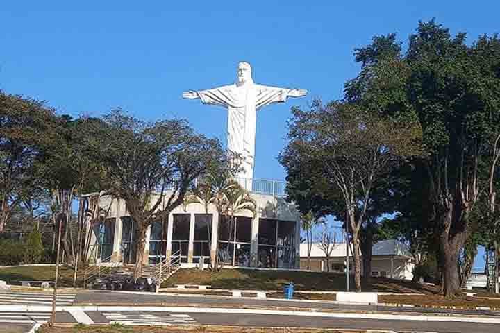 No local, há uma capela dedicada a Nossa Senhora da Paz e uma vista privilegiada do município, do Vale do Paraíba, da Serra da Mantiqueira e da Garganta do Piracangaguá. Tornou-se um dos principais pontos turísticos da cidade.