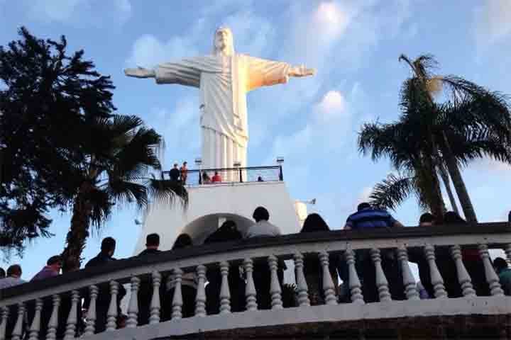No alto do Morro do Calvário, em Francisco Beltrão (PR), a estátua do Cristo Redentor foi inaugurada em 1992, com ênfase no turismo religioso. A tradição local começou nos anos 1960, com a criação da Via Sacra e da Gruta de Nossa Senhora de Lourdes.