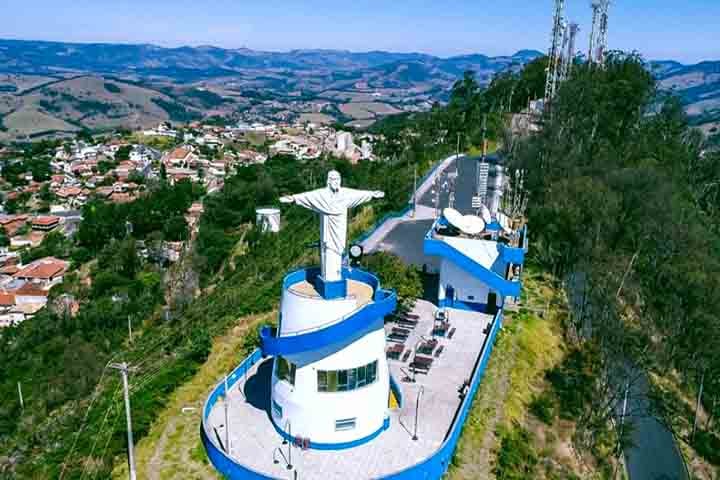 No alto do Morro do Cruzeiro, a 1.200 metros de altitude, está o Cristo Redentor de Águas de Lindóia (SP). Inaugurado nos anos 1990, é uma réplica do famoso Cristo carioca. O local é conhecido como Mirante do Cristo e proporciona uma vista espetacular da cidade emoldurada pela Serra da Mantiqueira.