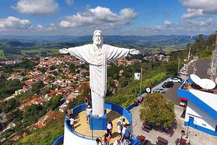 A chegada ao topo pode ser feita por carro, trenzinho turístico ou pela trilha Caminho do Silêncio. É um dos principais atrativos do Circuito das Águas Paulista.